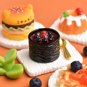 Cabujón de resina con forma de pastel de arándanos de base plana para la fabricación de joyas DIY, decoración de dijes de comida en miniatura para cocina - Product Image 3