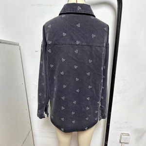 <span class=keywords><strong>Camicia</strong></span> in Denim oversize <span class=keywords><strong>da</strong></span> <span class=keywords><strong>donna</strong></span> in cotone Channel 2025 con stampa a cuore autunnale camicie <span class=keywords><strong>di</strong></span> <span class=keywords><strong>jeans</strong></span> a maniche lunghe con maniche - Product Image 4