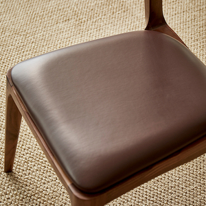 Ghế ngồi phong cách Scandi bán buôn giá sỉ, chất liệu gỗ óc chó đen nguyên khối, bọc da PU, dùng cho phòng ăn & phòng khách, thích hợp cho khách sạn - Product Image 4