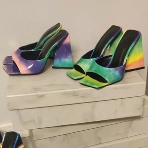 รองเท้าส้นสูงแบบสวมหัวเหลี่ยมหนังแก้วสะท้อนแสงสีผสมแฟชั่นส้นหนาไซส์ใหญ่พิเศษ 45 - Product Image 6