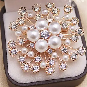 Glittering Imitation Pearl Crystal Snowflake Flower Design Brooch Pin Badge Fashionable Charming Dress Scarves Shawl Clip ZA058