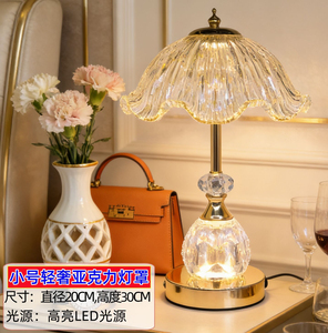 Lámpara de Mesa Dorada de Cristal con Pantalla Ondulada, Luz LED Blanca Cálida Suave, Estilo Moderno, Decoración para Dormitorio, Tamaño Mediano, Control con Interruptor, CRI 90 - Product Image 5
