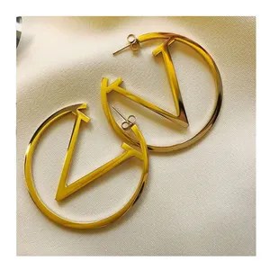 XIXI Stift einfärbiger Edelstahl-Hoop 18K gold plattiert individuell gestaltet V Damen buchstabe Mode Schmuck Ohrringe