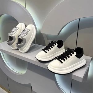 Zapatillas deportivas personalizadas de corte bajo para hombre y mujer, antideslizantes, con suela plana, con cordones, ligeras, transpirables, modernas, para correr y caminar. - Product Image 2