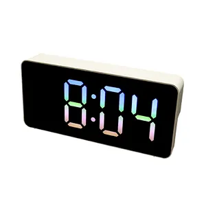 Hot Selling Schreibtisch Tisch Digital LED Uhr Alarm Mini Günstige Home Einstellbare Hintergrund beleuchtung Einfache Bedienung Steckdose Angetrieben für Studenten