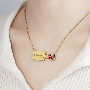 Collana con Ciondolo Personalizzabile 'I Love You' CE in Acciaio Inossidabile con Catena a Maglia, Regalo di Compleanno - Product Image 4