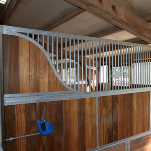 Box de <span class=keywords><strong>cheval</strong></span> sur mesure avec mangeoires amovibles et portes extra larges, panneaux en bambou de luxe, structure métallique. - Product Image 5