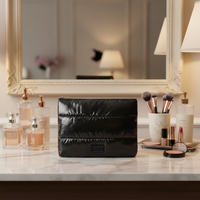OEM Gesteppte Reise-Kulturtasche, Puffy Beauty Clutch für Damen, Schwarze Glänzende Nylon-Puffer Make-up Organizer Handtasche