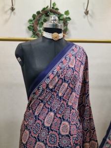 Vêtements ethniques bleus imprimés Ajrakh Satin crêpe Saree femmes mariage léger vêtements ethniques Sari bijoux et autres accessoires - Product Image 2