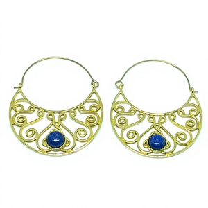 Boucles d'oreilles créoles bohèmes en laiton avec pierre naturelle lapis-lazuli plaqué or, cadeau d'anniversaire pour femme, vente en gros - Product Image 4