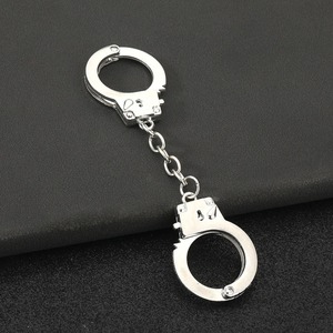 Llavero con Colgante <span class=keywords><strong>de</strong></span> Esposas Miniatura, Novedoso Accesorio Metálico Multicolor con Temática Policial, Cadena para Bolso, Regalos Modernos y Atrevidos - Product Image 5