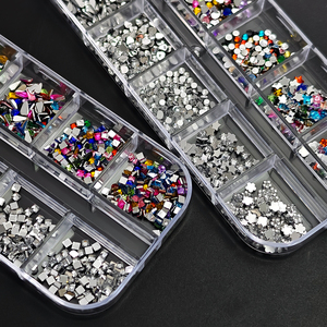 12 Rejillas <span class=keywords><strong>de</strong></span> Diamantes Planos Mini <span class=keywords><strong>de</strong></span> Colores Mezclados <span class=keywords><strong>con</strong></span> Diamantes Blancos Súper Brillantes para <span class=keywords><strong>Uñas</strong></span> - Proveedor Profesional - Product Image 2