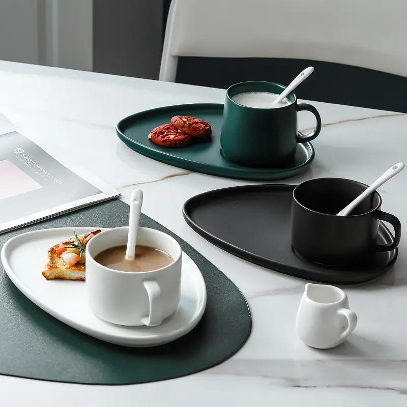 सलाद के लिए ट्रे के साथ नॉर्डिक शैली सिरेमिक कॉफी कप नाश्ता नाश्ता प्लेट के साथ चीनी मिट्टी के बरतन दूध मग मग के साथ मिठाई की थाली