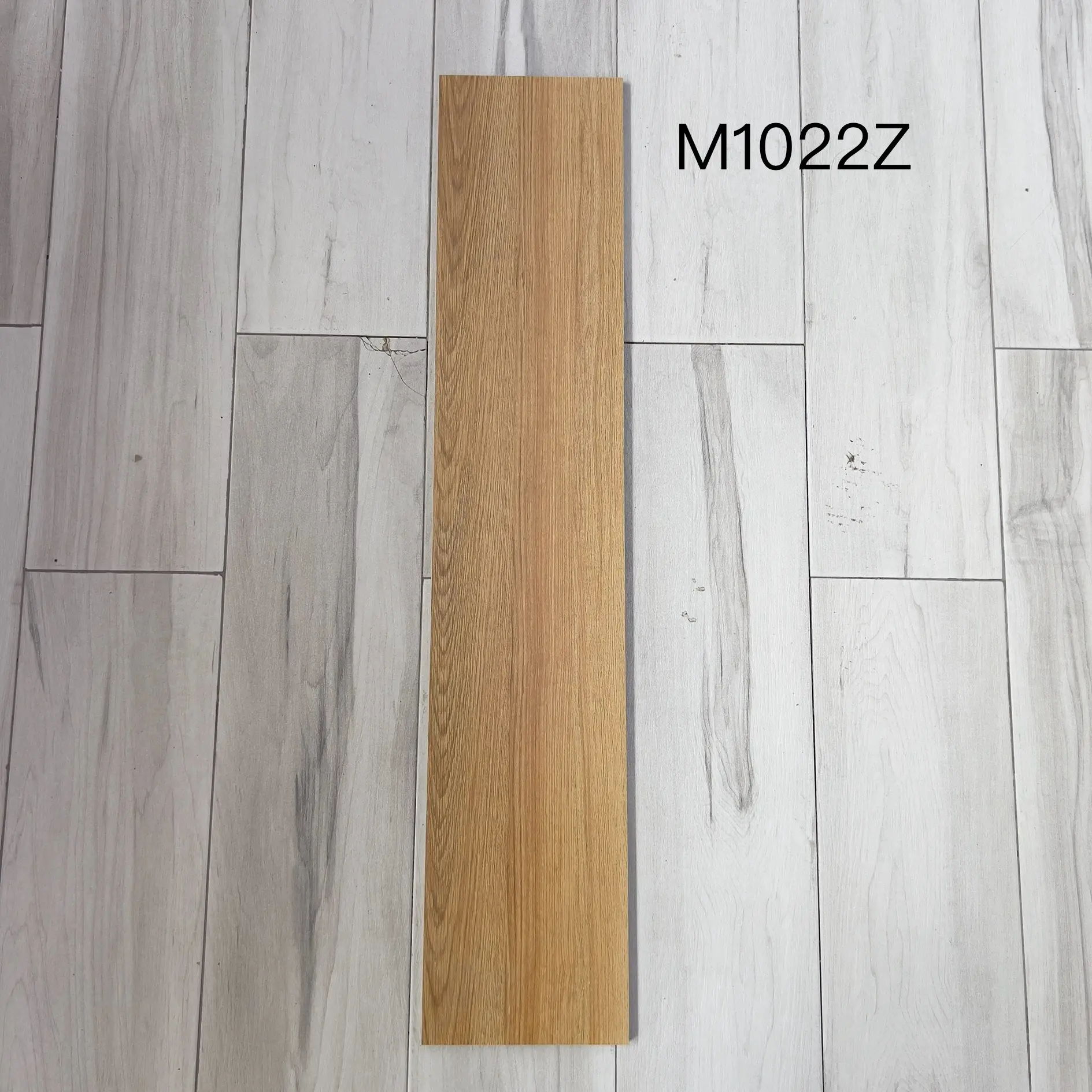 उच्च गुणवत्ता 200x1000 मिमी चमकता हुआ चीनी मिट्टी के बरतन मैट टाइल गैर पर्ची ठोस लकड़ी नकली बनावट इनडोर फर्श कस्टम आकार लकड़ी टाइलें
