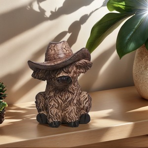 Estatua de Toro Highland con Sombrero de Vaquero, Decoración de Resina para Casa de Campo, Adorno de Mesa - Product Image 1