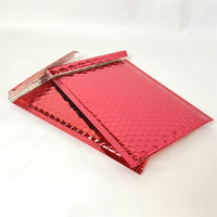 Sacs d'expédition rembourrés en aluminium métallisé rouge brillant avec logo personnalisé pour produits cosmétiques de luxe