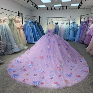 ชุดราตรีงาน Quinceanera รุ่น Dy6978 สีลาเวนเดอร์ ประดับดอกกุหลาบ 3 มิติ ทรงบอลกาวน์ สายรัดคอร์เซ็ท ผ้าทูลล์วิบวับ กระโปรงบานเต็มตัว ประดับด้วยลายปักหลากสี ยี่ห้อ Jancember - Product Image 4
