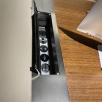 Bureau de direction en forme de L de luxe léger avec finitions en cuir et en marbre, doté de la recharge sans fil et de rangement pour le PDG
