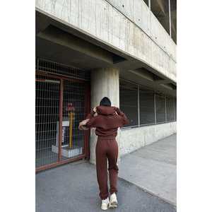 Traje Deportivo Elegante con Detalle de Cremallera Marrón - Product Image 1