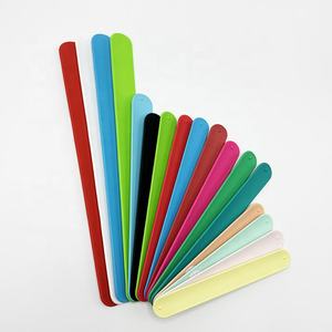 ผู้ผลิตกำไลข้อมือแบบตบ รับทำโลโก้ กำไลข้อมือแบบตบสำหรับเด็ก กำไลข้อมือแบบตบพร้อมไม้บรรทัด กำไลข้อมือซิลิโคนแบบตบ - Product Image 3