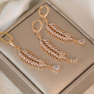 Parure de <span class=keywords><strong>bijoux</strong></span> indienne plaquée or 18 carats avec zircone cubique motif épi de blé, comprenant des boucles d'oreilles pendantes à longues pampilles et un collier pendentif goutte d'eau - Product Image 5