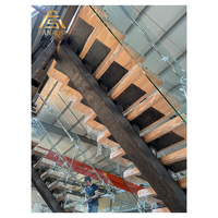 Escalier à monopoutre en acier inoxydable avec marches flottantes en bois et finition antidérapante