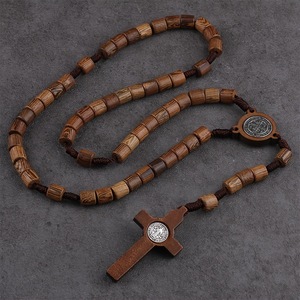 Colar de Rosário com Cruz de Madeira Natural e Cordão Marrom com Contas de Oração Feitas à Mão - Product Image 3