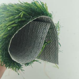 Tapis de gazon artificiel longue durée de vie 30 mm pour aménagement paysager, pelouse artificielle extérieure en PP+PE, écologique et résistant au feu - Product Image 1