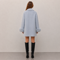 Veste d'hiver tissée pour femmes, mélange de laine, fourrure double face avec détail bouton nœud papillon et poignets en fourrure de renard, design éco-responsable