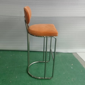 Chaise de bar moderne et élégante en aluminium avec dossier incurvé, siège durable de hauteur de comptoir pour <span class=keywords><strong>restaurant</strong></span> et usage commercial - Product Image 3