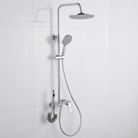 Juego de grifería de ducha moderno de latón cromado pulido con válvula de cerámica, cabezal de ducha tipo lluvia y rociador de mano, montado en la pared para baño