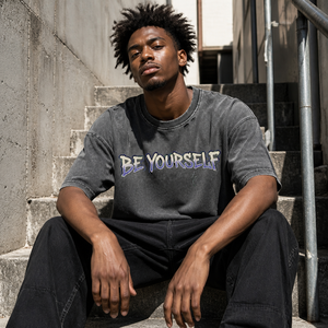 Camisetas de hombre en stock: Camiseta de algodón extragrande de alto gramaje con estampado gráfico vintage y lavado ácido para moda urbana de marca. - Product Image 5