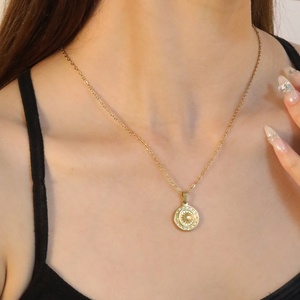Collar de Moda con Colgante Redondo de Moneda y Estrella, de Acero Inoxidable con Baño de Oro de 18K, y Abalorios de Corazón Azul para Mujer - Product Image 3