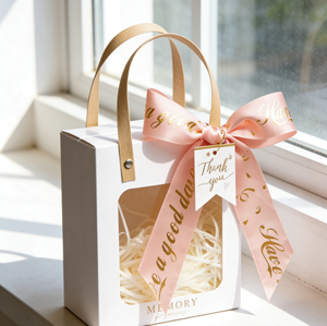 Caja de Regalo Hecha a Mano Ecológica con Ventana y Asa, Fabricada en Cartón Blanco Grueso con Estampado en Lámina Dorada y Ventana Transparente de PVC - Product Image 1