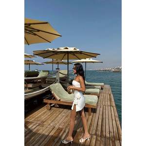 Mini-robe avec détail rose blanche, style élégant et décontracté, design tendance pour femmes de bureau, logo personnalisable, tailles XS à 3XL - Product Image 2