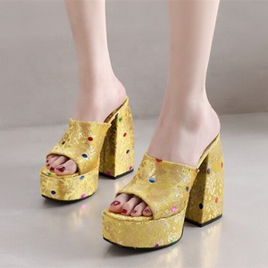 Sandales dorées style gothique pour femme, broderie florale, bout carré, talon épais, plateforme haute - Product Image 5