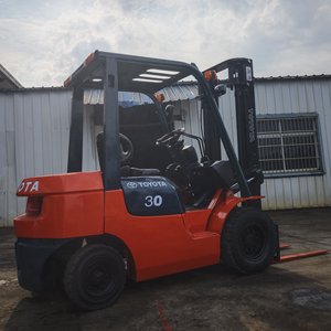 Utilizado para montacargas diésel FD30 de 3 toneladas con desplazador lateral hidráulico, neumáticos sólidos y mástil de dos etapas - Equipo industrial para manejo de materiales - Product Image 2