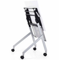 Bureau de formation pliable moderne, table de réunion mobile sur roulettes avec tableau latéral suspendu pour les espaces de formation éducative et de bureau