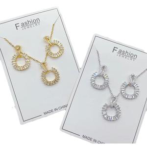 Collar colgante redondo chapado en oro de 18 quilates de lujo con cadena de eslabones Diseño de conjunto de joyería de moda - Product Image 6