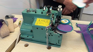 Máquina de Coser Overlock MG-3U para Brazaletes y Emblemas de Uniformes Escolares - Product Image 3