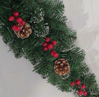 Guirlande de Noël artificielle pré-éclairée en gros, guirlande verte en PVC avec pommes de pin, baies rouges et lumières LED, décoration de fêtes