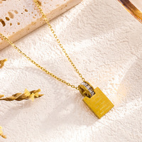 Collier à lettres carrées tendance pour femmes, collier en acier inoxydable avec anneau en zircon, vente en gros d'usine