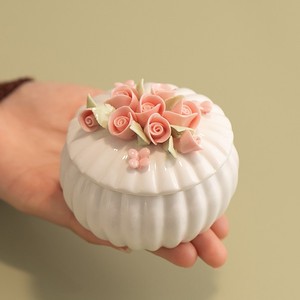 โถเก็บดอกไม้เซรามิกเคลือบเงาแบบรักษ์โลก สำหรับใส่เครื่องประดับ กล่องของขวัญแต่งงานสุดสร้างสรรค์ ของตกแต่งบ้าน ชุดดอกกุหลาบแบบกำหนดเอง - Product Image 1