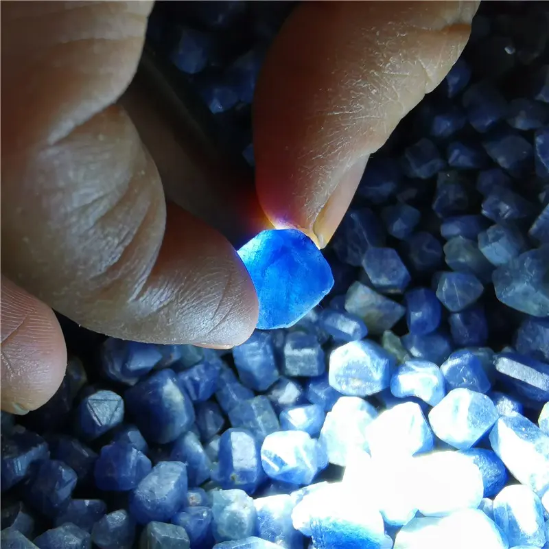 Bán Buôn Nguyên Liệu Tự Nhiên Màu Xanh Sapphire Tinh Thể Thô Màu Xanh Corundum Sapphire Đá Quý Quặng Để Bán