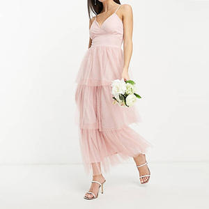 فستان زفاف مخصص لوصيفات العروس بياقة على شكل V من التول الوردي ذو نسيج محبب ومتعدد الطبقات أنيق بطول متوسط - Product Image 4