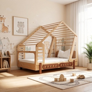 <span class=keywords><strong>Letto</strong></span> a pavimento <span class=keywords><strong>per</strong></span> <span class=keywords><strong>bambini</strong></span> a forma di casetta in legno naturale con sponde laterali intagliate <span class=keywords><strong>per</strong></span> la cameretta dei più piccoli - Product Image 2