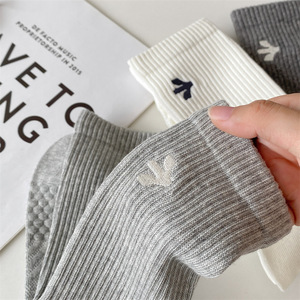 Chaussettes de sport décontractées en coton de haute qualité en gros, chaussettes de sport de marque, chaussettes en tricot à lettres, chaussettes en vrac - Product Image 3