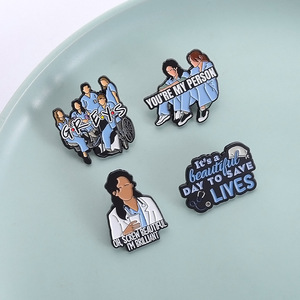 Spilla Medica Cartoon in Lega Elettroplaccata Versatile per il Commercio Transfrontaliero, Merchandising della <span class=keywords><strong>Serie</strong></span> <span class=keywords><strong>TV</strong></span> Grey's Anatomy - Product Image 3