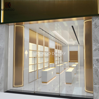 Étagères d'exposition élégantes avec éclairage intégré pour la présentation de parfums