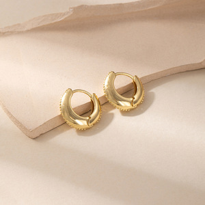Boucles d'oreilles créoles géométriques plaquées or en cuivre, forme U, style européen, tendance - Product Image 3